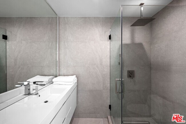 Building Photo - 201 S Bedford Dr