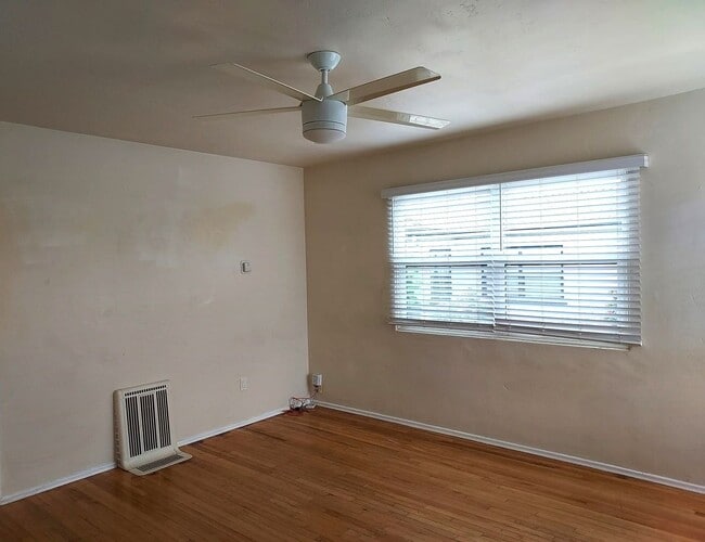 Building Photo - South Park Area 2 Bedroom Cottage w/Garage