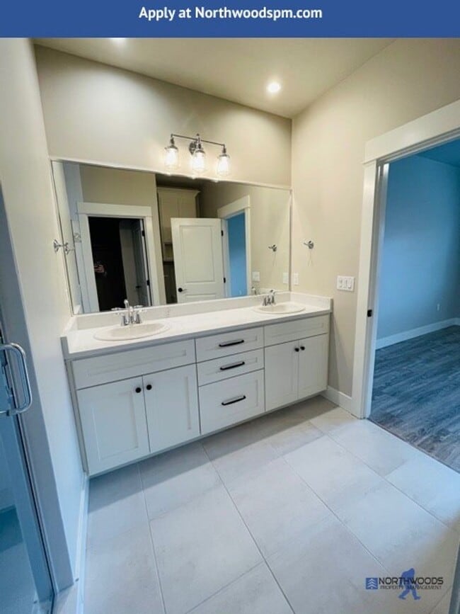 Building Photo - Newer Gorgeous Home in Desirable Neighborhood