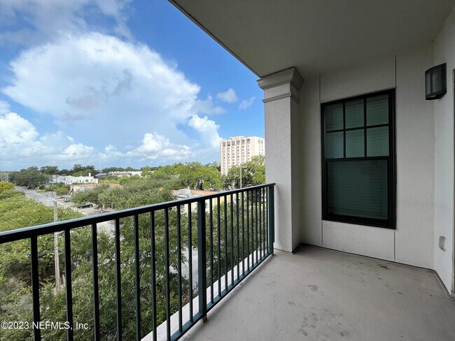 Building Photo - 1661 Riverside Ave