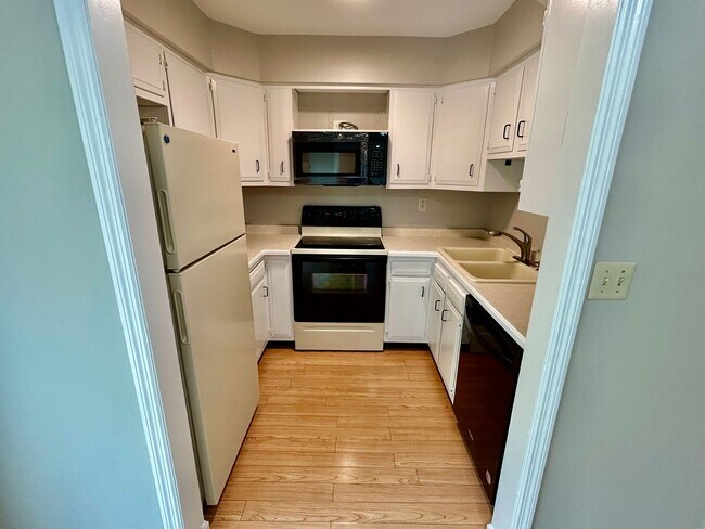 Building Photo - 2 Bed 1.5 Bath in Lexington!