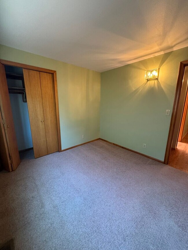 Building Photo - Beautifully landscaped 3 bed/2 bath home in Springfield