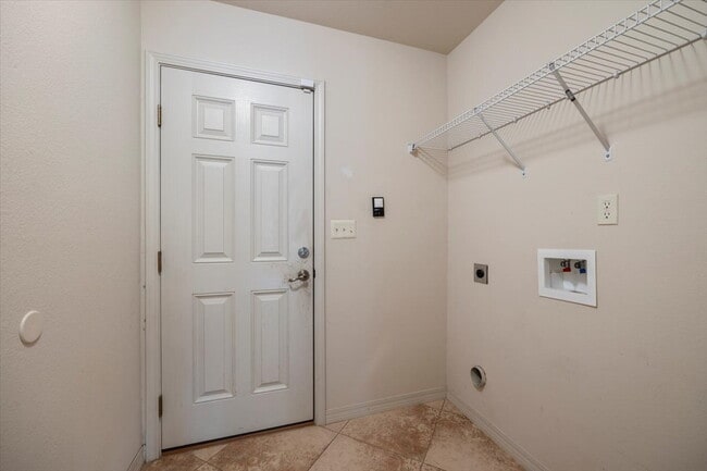 Building Photo - Charming 3 Bed / 2 Bath - Avail. 8/10/26