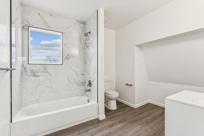 Building Photo - 913 1/2