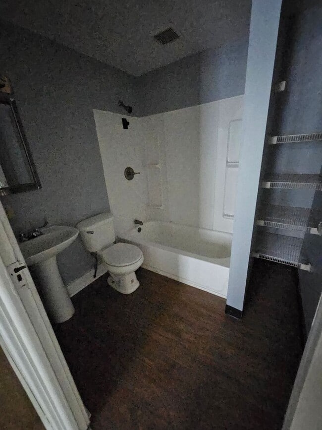 Building Photo - Upper 2 bedroom unit