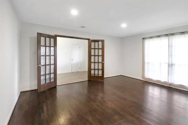 Building Photo - 5602 Sylmar Rd