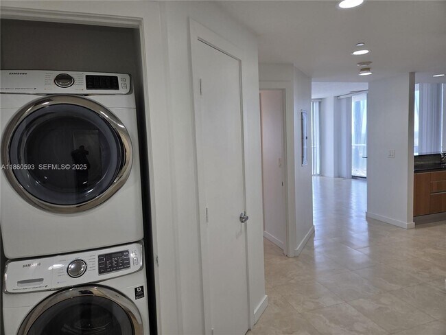 Building Photo - 1050 Brickell Ave