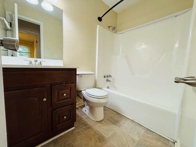 Building Photo - 3 Bedroom 1 full and 2 half bath Townhouse