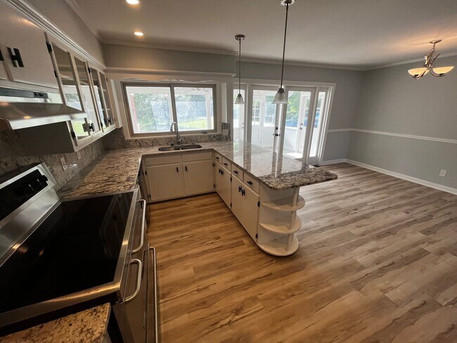 Building Photo - 5bd/2ba Remodeled Brick Ranch Home with Spacious Private Yard