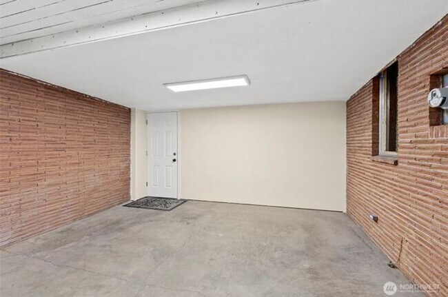 Building Photo - 501 N Oak St