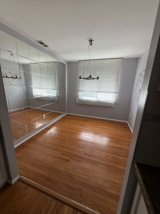 Building Photo - 2 Bedroom, 1.5 Bath, Pet Friendly Gas Heat...
