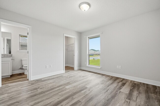 Building Photo - 5810 Crestlake Dr