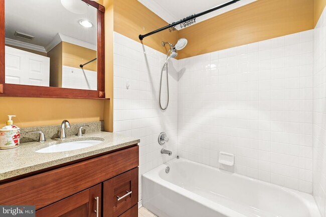 Building Photo - 211 W Hill St