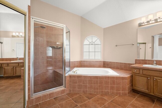 Building Photo - 16303 Lakestone Dr