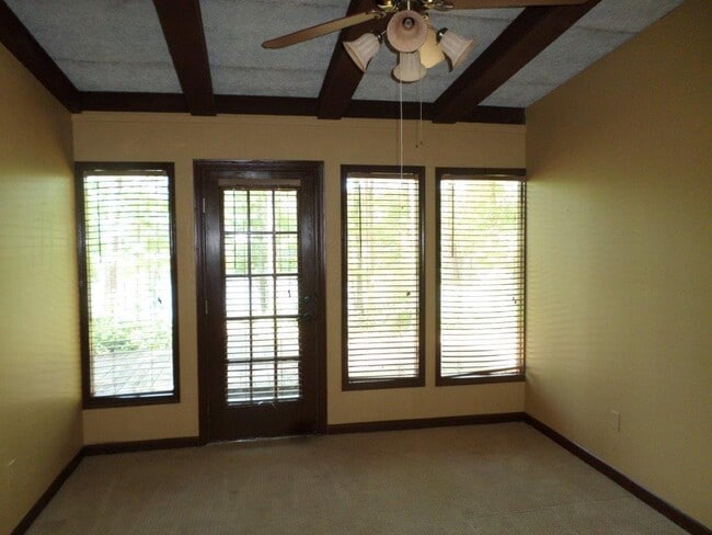 Building Photo - 170 Lake Dr
