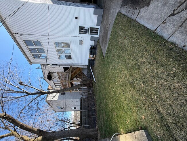 Building Photo - 1048 W Marquette Rd