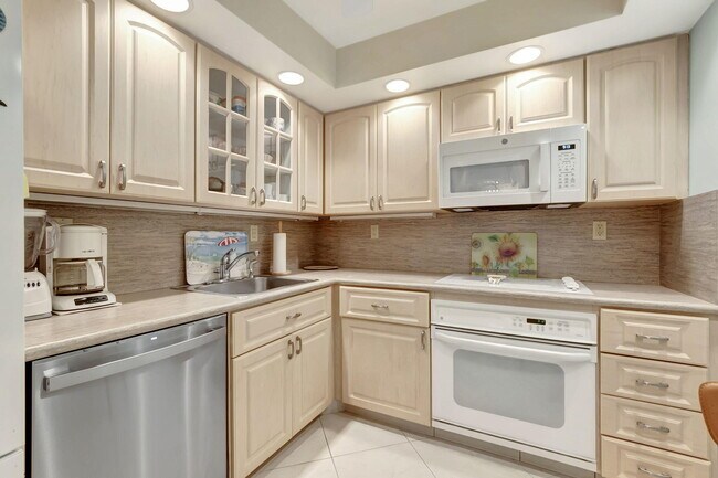 Building Photo - 3215 S Ocean Blvd