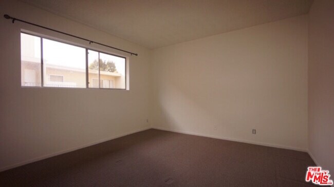 Building Photo - 1418 S Bentley Ave