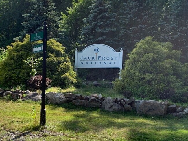 Building Photo - Charming 2BR Townhome in Lake Harmony