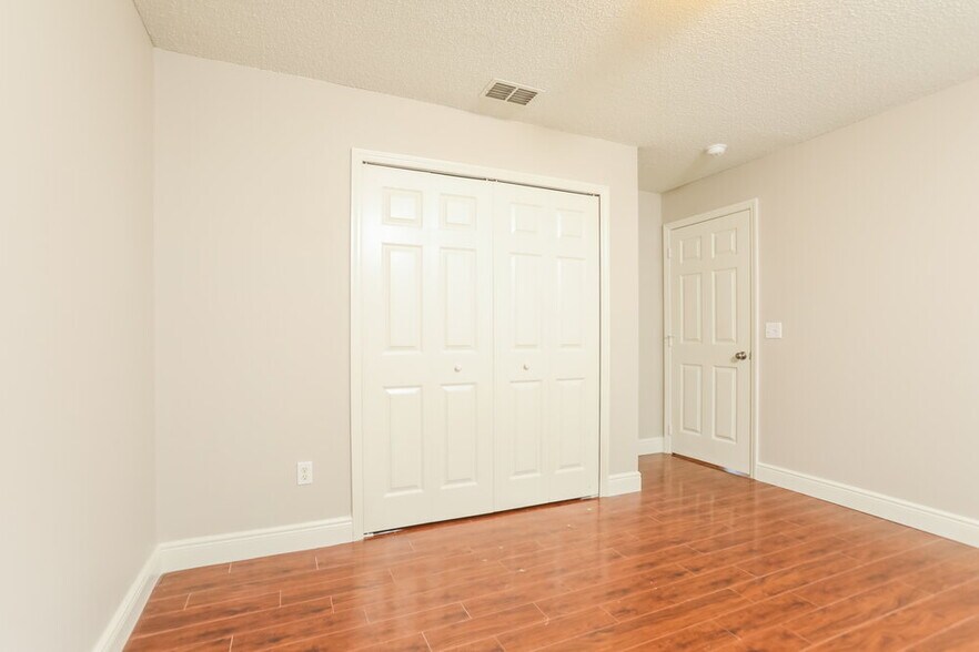 Building Photo - 813 Shell Ln