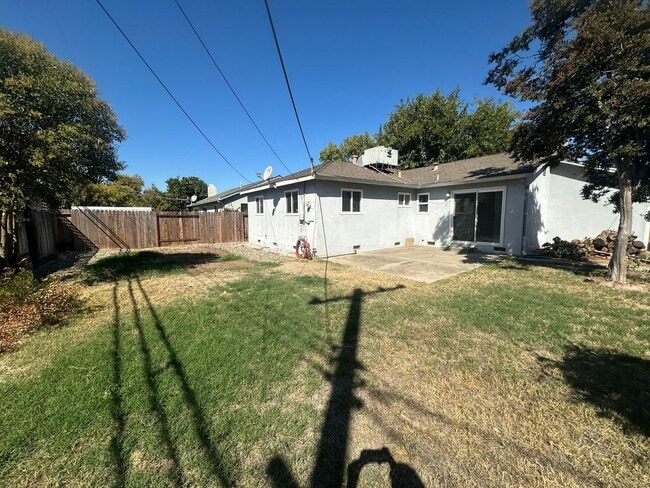 Building Photo - Three Bedroom Two Bathroom Home with Yard