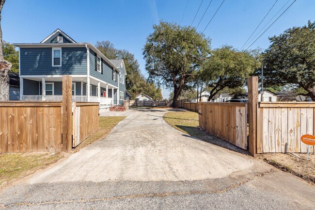 Building Photo - 3 BD 2.5 Bath Charming Home