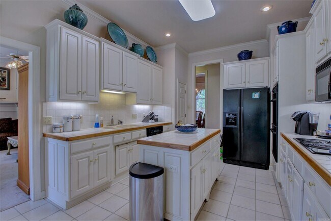 Building Photo - 210 Deauville Dr