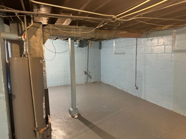 Building Photo - 3 BR, 1 BA off Fontenelle Blvd