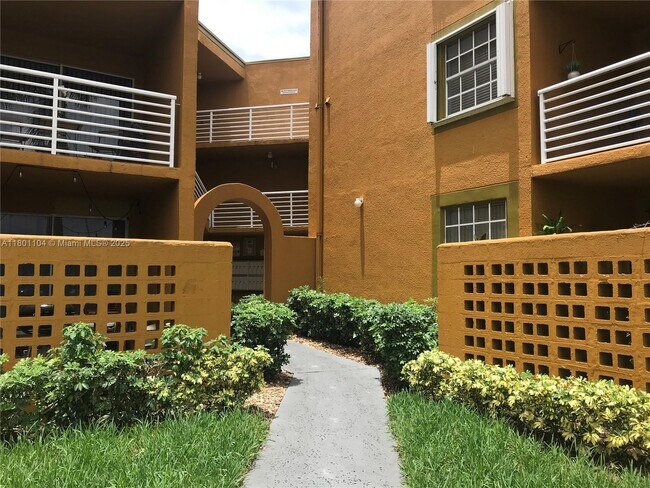 Building Photo - 9731 Fontainebleau Blvd