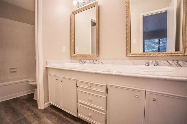 Building Photo - 2301 Mistletoe Dr