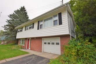 Building Photo - Bright 4 Bedroom Walking to IC