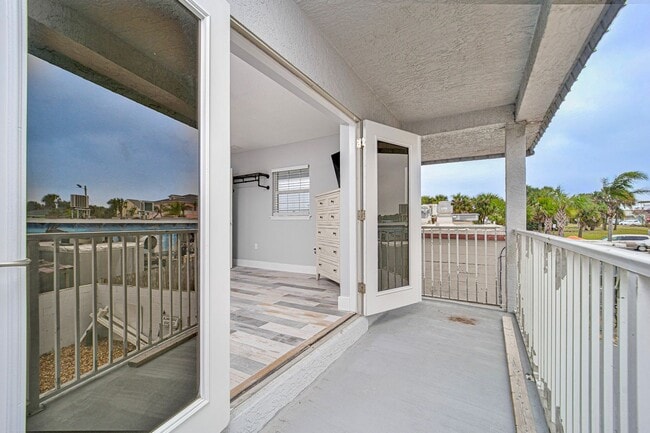 Building Photo - AVAILABLE MARCH 15TH 2026 -Downtown Flagler Beach Furnished 3 bedroom 1 bath!