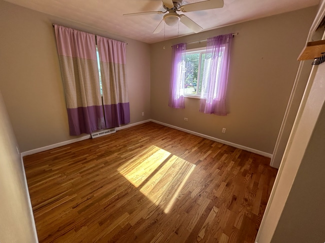 Building Photo - 3 Bed, 1.5 Bath with Spacious Backyard!