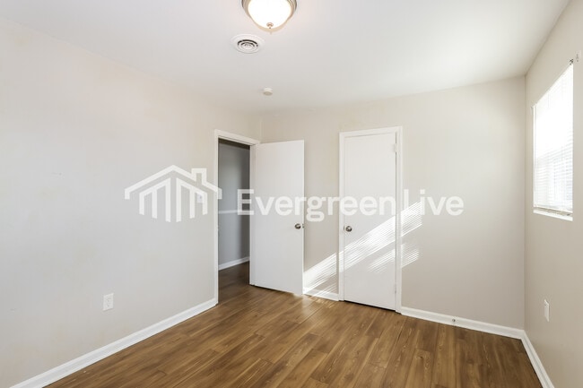 Building Photo - 2508 Dexter Rd