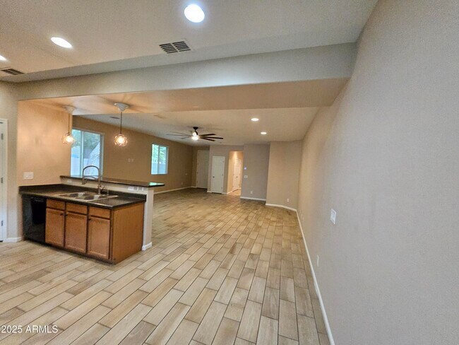 Building Photo - 7836 W Rock Springs Dr