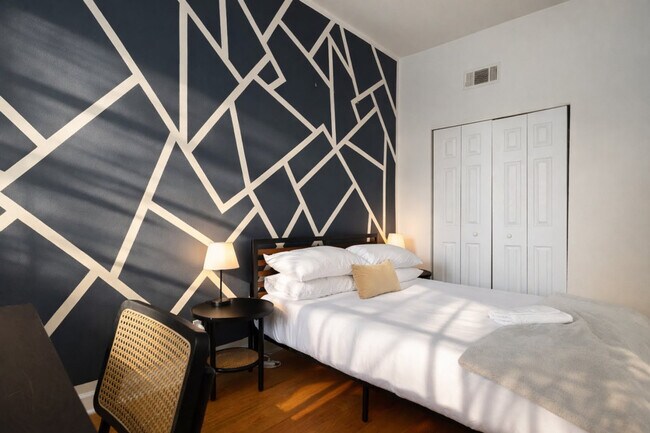 Building Photo - 906 N Damen Ave