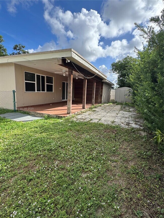 Building Photo - 640 N 71st Terrace