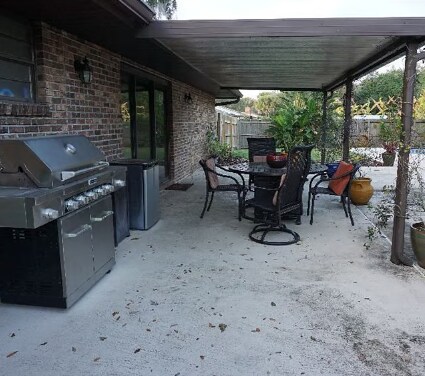 Building Photo - Furnished 3-Bedroom Pool Home