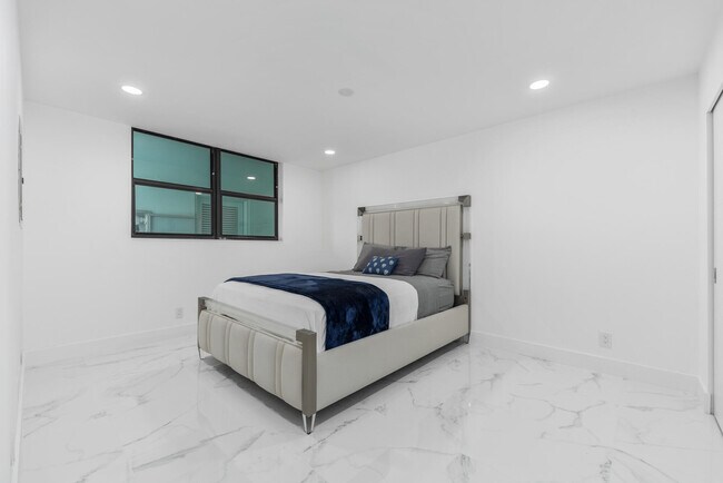 Building Photo - 900 Ocean Dr