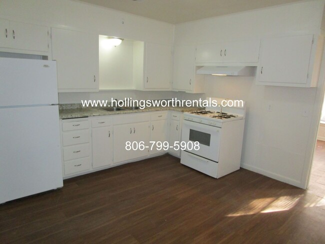 Building Photo - 3 Bedroom, 2 Baths, 2 living rooms with ex...