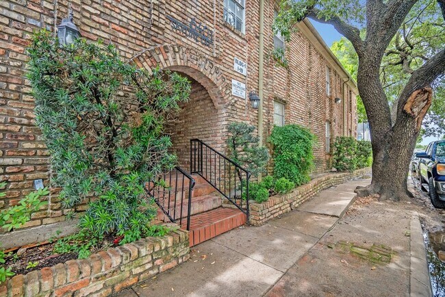 Building Photo - 6401 Skyline Dr