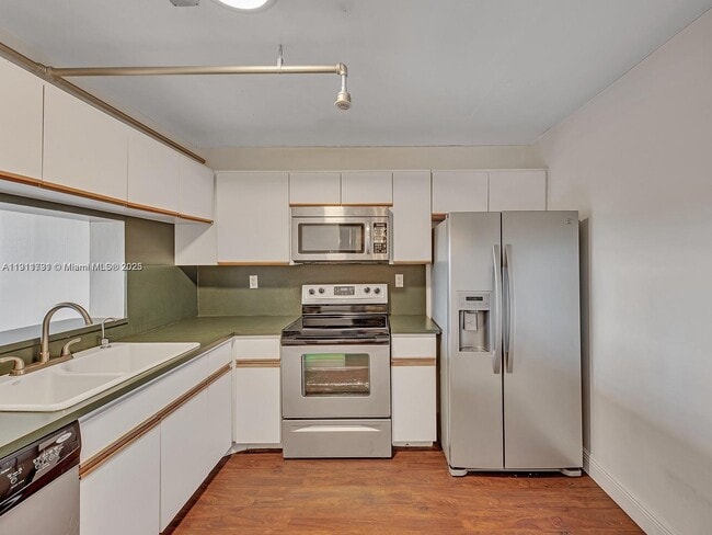 Building Photo - 2555 Collins Ave