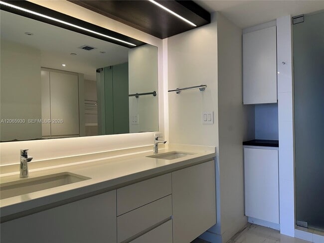 Building Photo - 251 Crandon Blvd