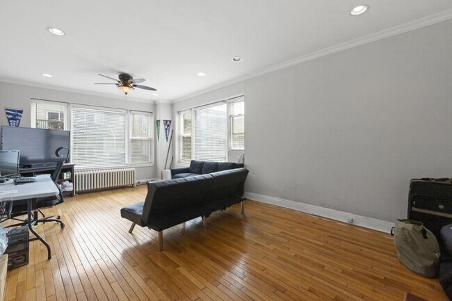 Building Photo - 2 bedroom in Chicago IL 60657
