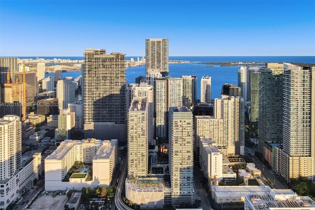 Building Photo - 1111 SW 1st Ave