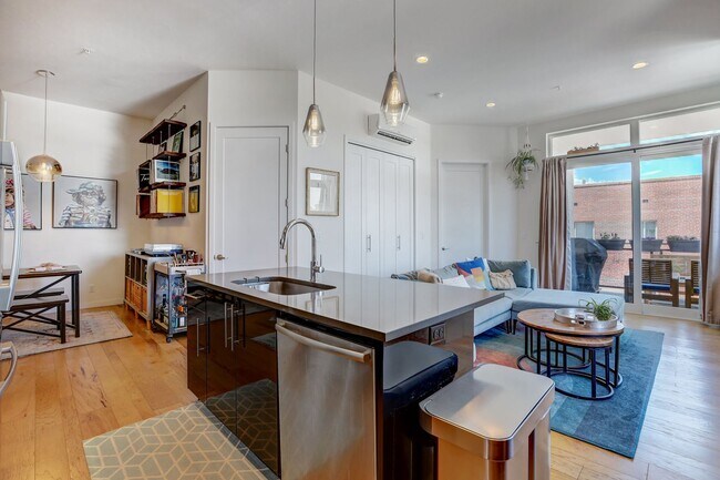 Building Photo - 2 bedroom 2 bath Penthouse apartment in Wa...