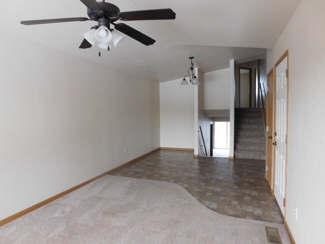 Building Photo - Charming 3 Bed, 2 Bath Townhome with Singl...