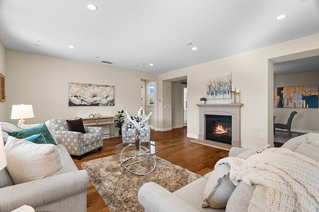 Building Photo - HILLTOP CORNER HOME WITH GORGEOUS VIEWS