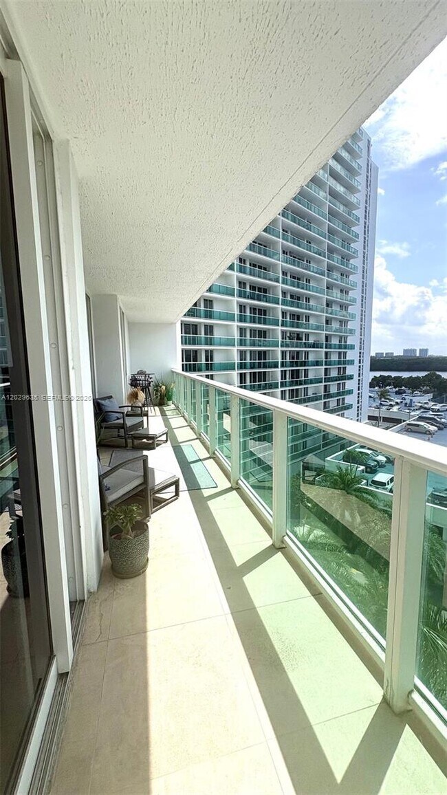 Building Photo - 100 Bayview Dr