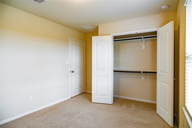 Building Photo - 7115 Ironwood Forest Dr